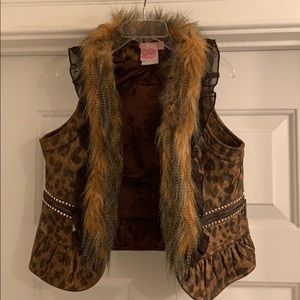 Adorable Leopard print vest with fur